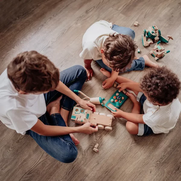 espace revendeurs - enfants qui jouent avec nos jouets en bois