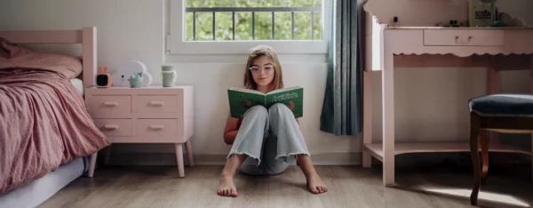 maison d'éditions engagées - petite fille qui lit les petits illustrés de l'intimité
