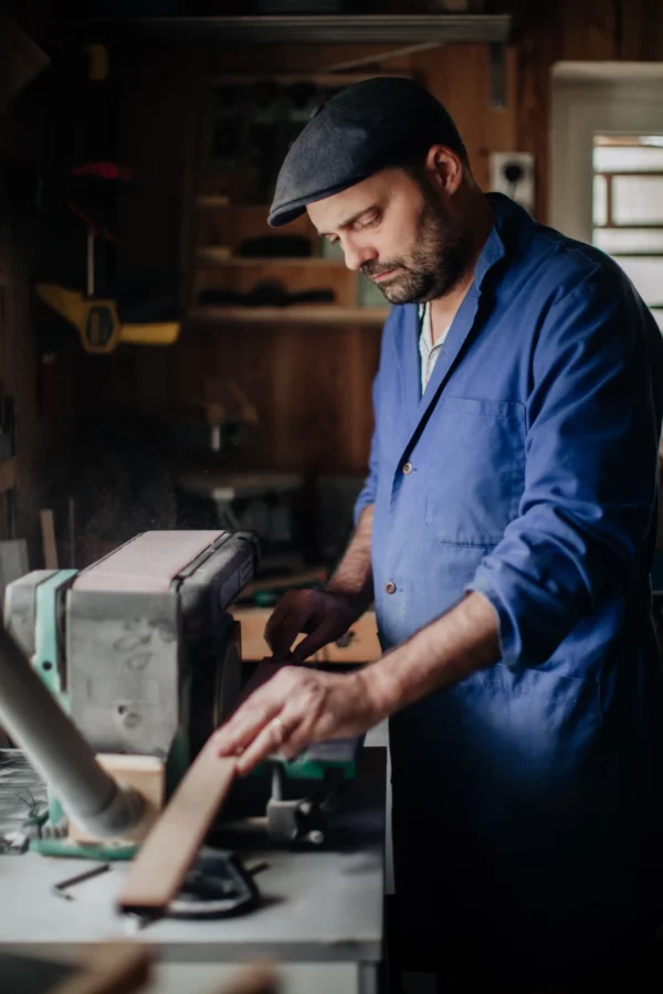 romain travaillant le bois